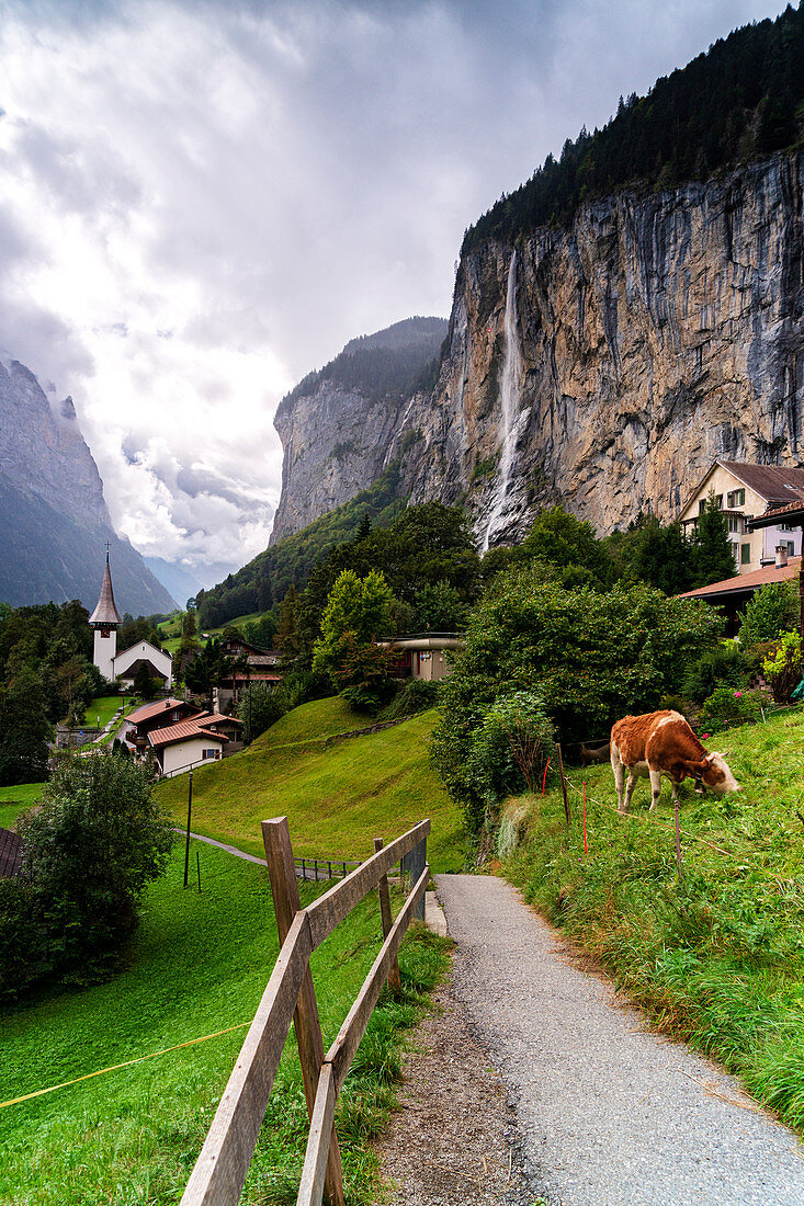 Path through green pastures leading to the village of Lauterbrunnen, Bernese Oberland, canton of Bern, Switzerland, Europe