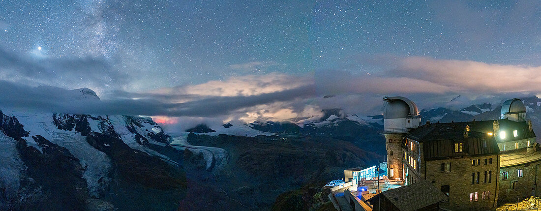 Sterne über den schneebedeckten Bergen und Kulmhotel Gornergrat, Zermatt, Kanton Wallis, Schweiz, Europa