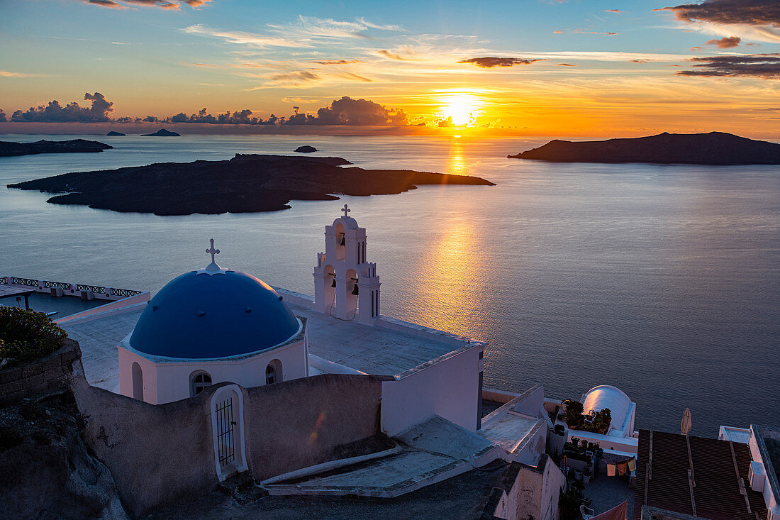 Sonnenuntergang über den Vulkaninseln von Santorini und der orthodoxen Kirche von Anastasi bei Sonnenuntergang, Fira, Santorini, Kykladen, griechischen Inseln, Griechenland, Europa