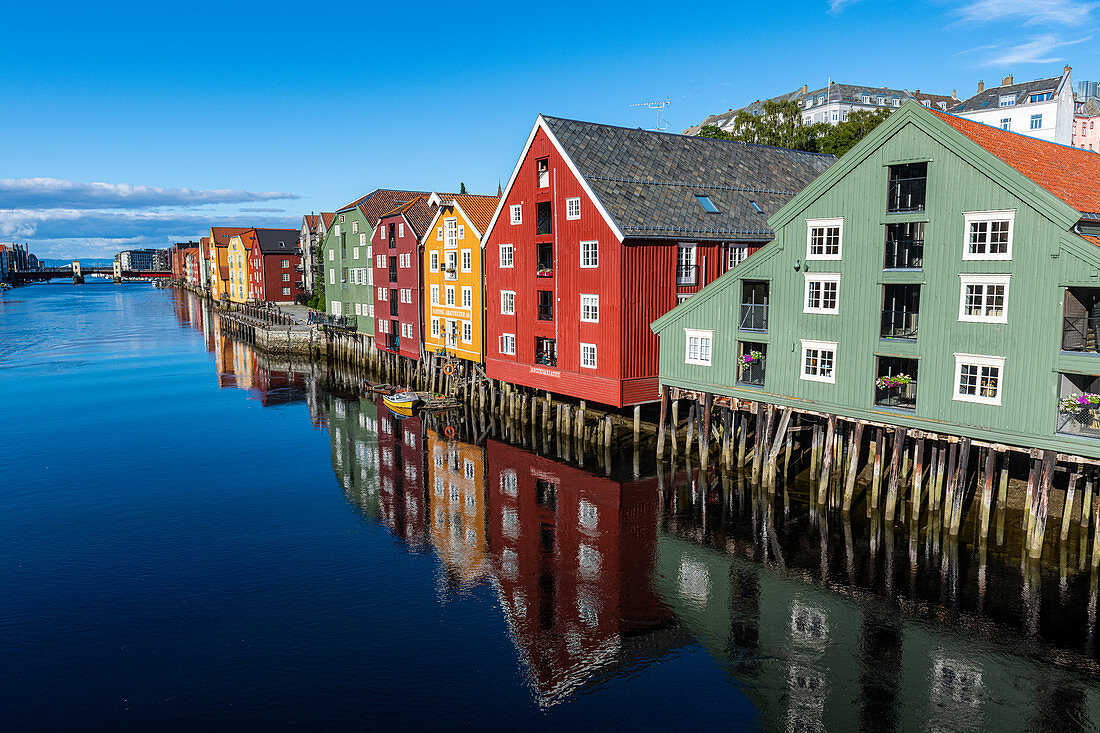 Alte Lagerhäuser entlang der Nidelva, Trondheim, Norwegen, Skandinavien, Europa