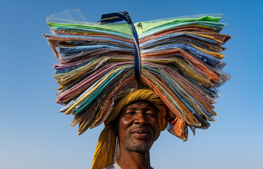 Mann mit Laken auf dem Kopf, Tiermarkt, Agadez, Niger, Afrika