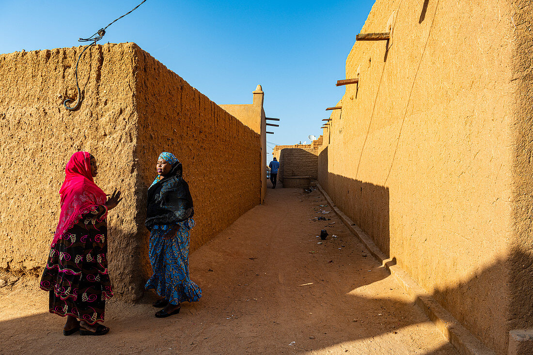 Woman chatting, Historic center of Agadez, UNESCO World Heritage Site, Niger, Africa