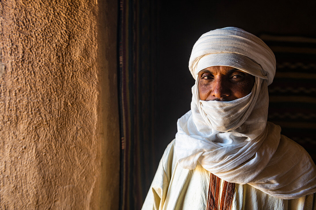 Wächter, der im Inneren des französischen Forts in der Oase von Timia, Luftberge, Niger, Afrika steht