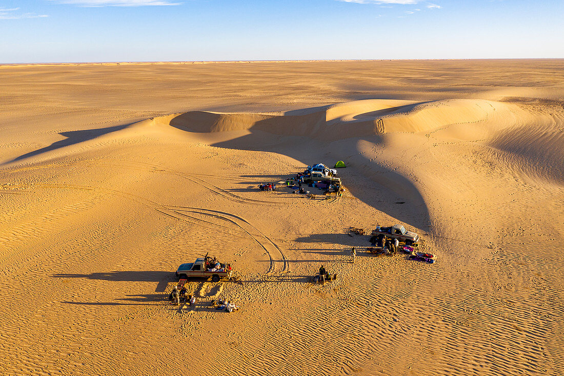 Camper in den Sanddünen der Tenere-Wüste, Sahara, Niger, Afrika
