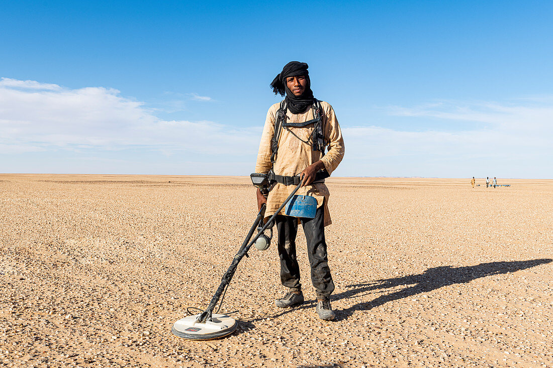 Tuareg sucht mit einem Metalldetektor nach Gold in der Wüste Tenere, Sahara, Niger, Afrika