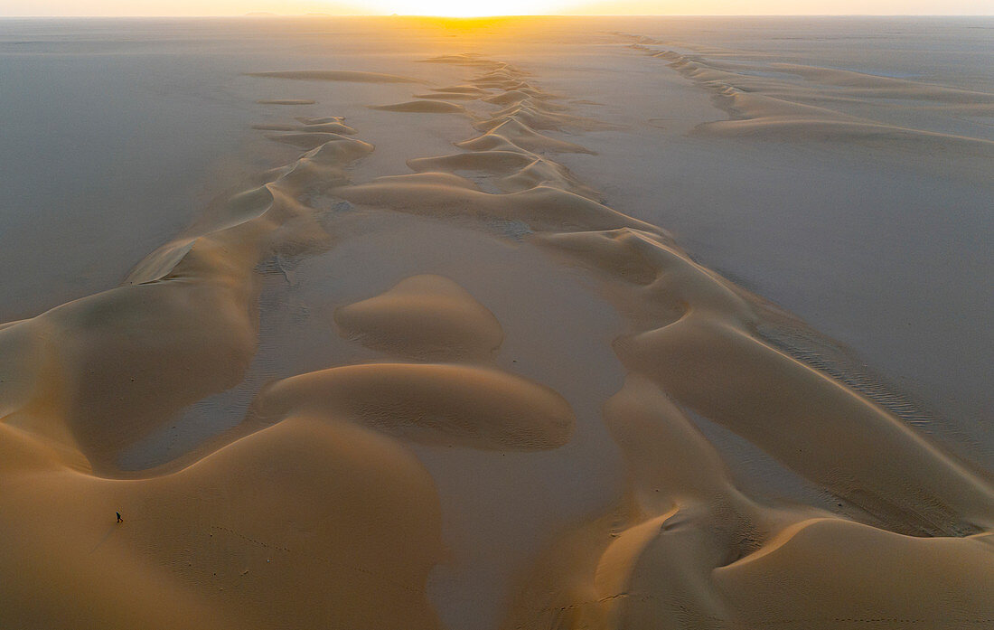 Luftaufnahme von Sanddünen bei Sonnenuntergang, Dirkou, Djado-Hochebene, Sahara, Niger, Afrika