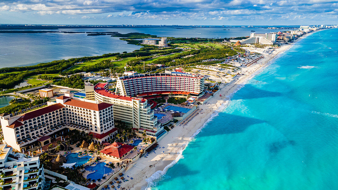 Luftaufnahme der Hotelzone mit dem türkisfarbenen Wasser von Cancun, Quintana Roo, Mexiko, Nordamerika