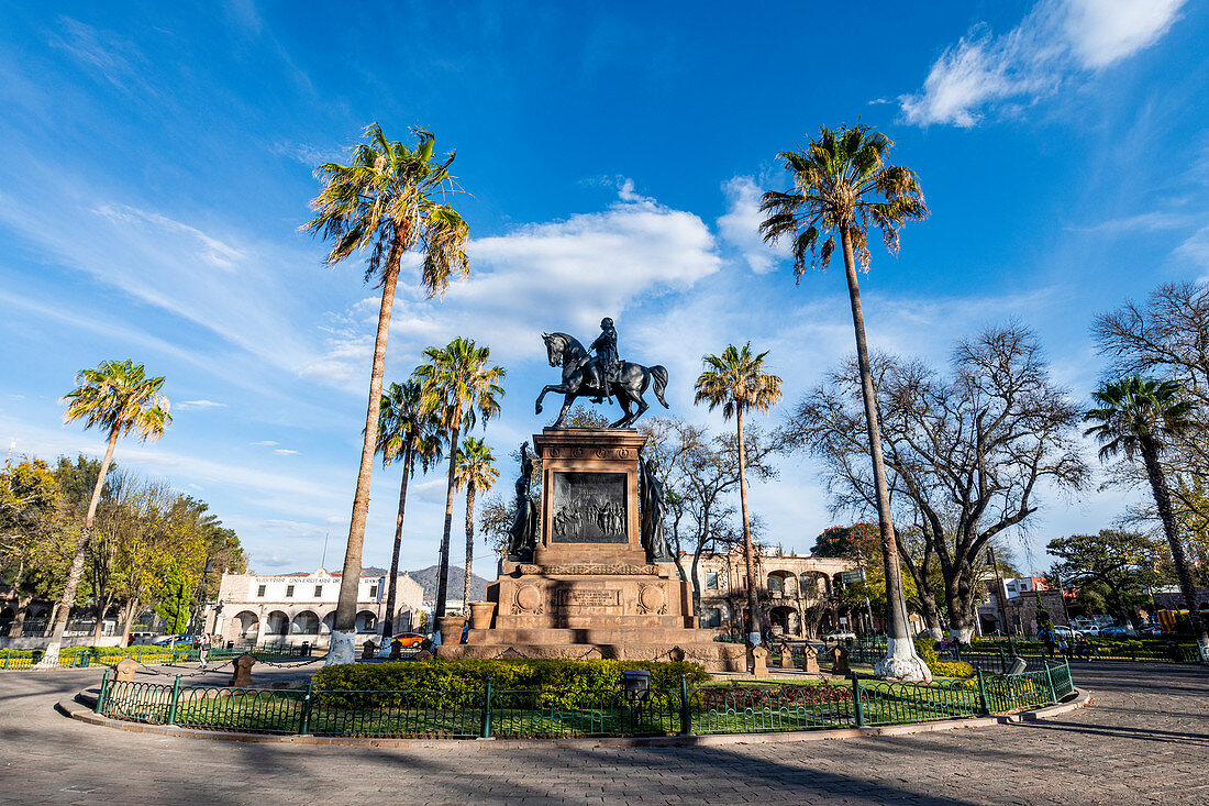 Morelos-Platz mit Morelos-Denkmal, Morelia, UNESCO-Weltkulturerbe, Michoacan, Mexiko, Nordamerika