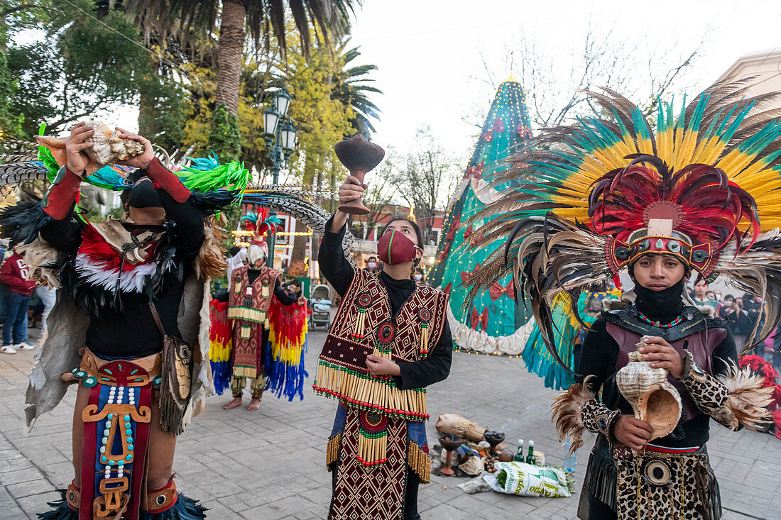 Tzotzil-Tänzer, die für Touristen, San Cristobal de la Casas, Chiapas, Mexiko, Nordamerika auftreten