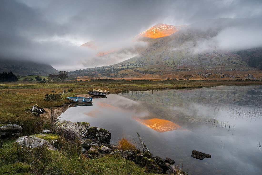 Macgillycuddy's Reeks Berge spiegeln sich in Lough Gummeenduff, Abendsonne, Black Valley, Killarney, Grafschaft Kerry, Münster, Republik Irland, Europa