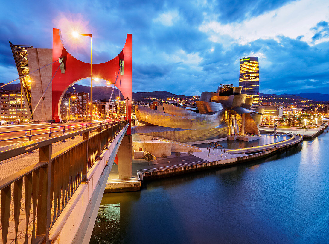 La Salve Bridge und das Guggenheim Museum in der Abenddämmerung, Bilbao, Biskaya, Baskenland, Spanien, Europa