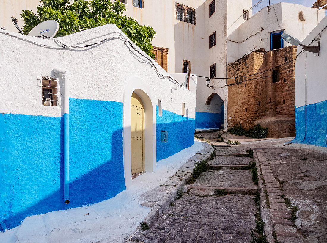 Rue Bazou, blaue Straße in Kasbah der Udayas, Rabat, Rabat-Sale-Kenitra-Region, Marokko, Nordafrika, Afrika