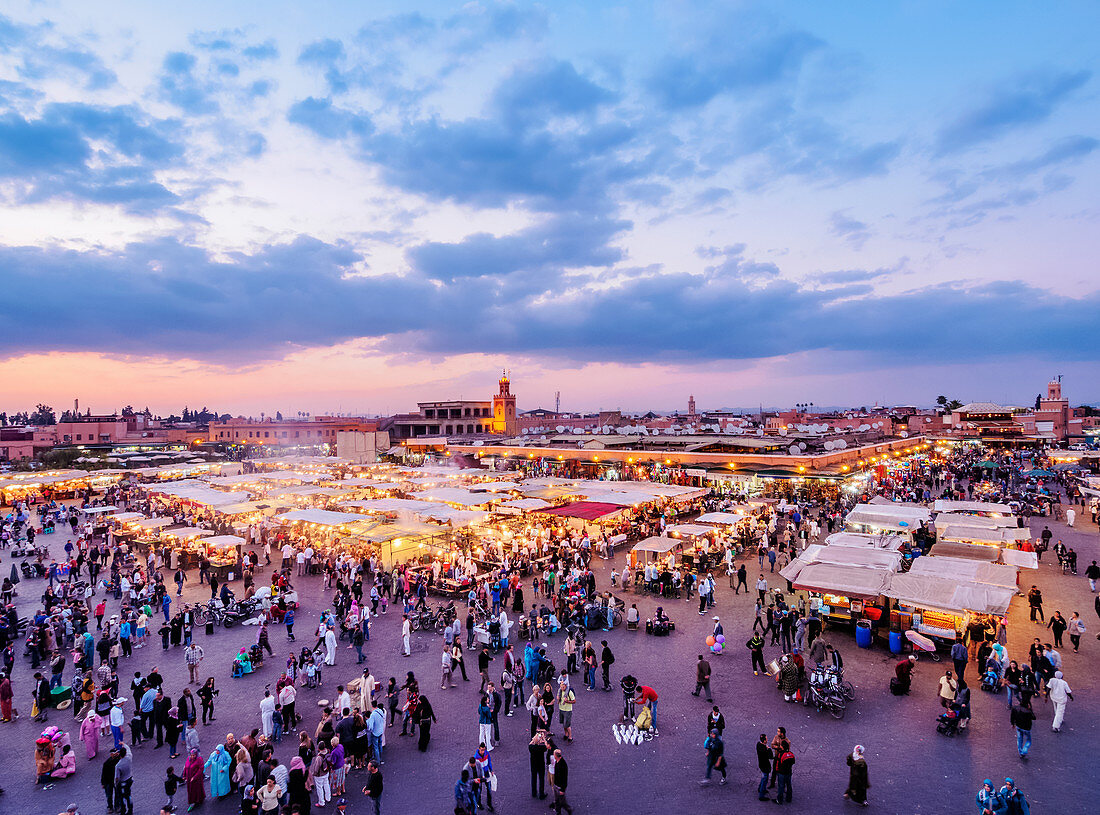 Jemaa el-Fnaa (Jemaa el-Fna) in der Abenddämmerung, auf dem Platz und auf dem Markt in der alten Medina, UNESCO-Weltkulturerbe, Marrakesch, Region Marrakesch-Safi, Marokko, Nordafrika, Afrika