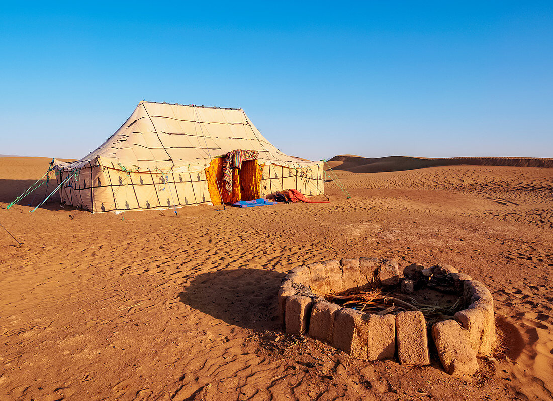 Berber-Oasenlager in der Zagora-Wüste, Sonnenaufgang, Draa-Tafilalet-Region, Marokko, Nordafrika, Afrika