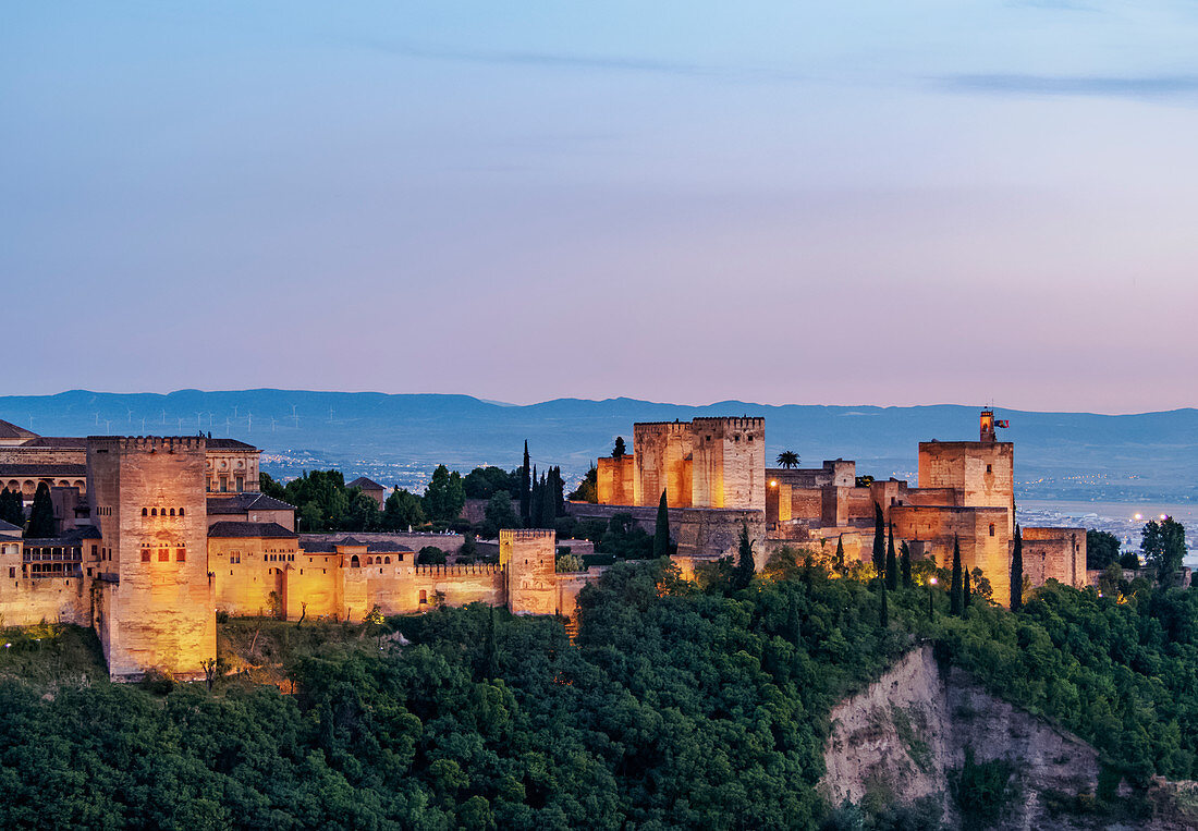 Die Alhambra, ein Palast- und Festungskomplex, Abenddämmerung, UNESCO-Weltkulturerbe, Granada, Andalusien, Spanien, Europa