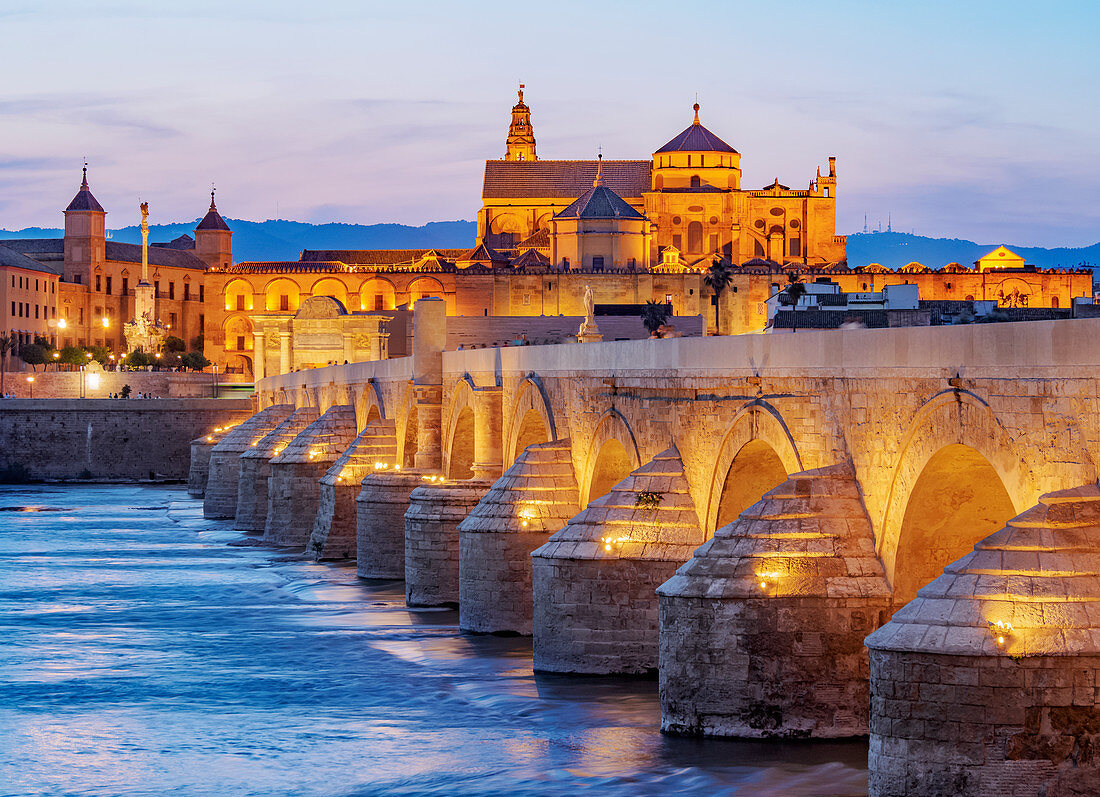 Blick über die römische Brücke von Cordoba und den Fluss Guadalquivir in Richtung der Moscheekathedrale, Abenddämmerung, UNESCO-Weltkulturerbe, Cordoba, Andalusien, Spanien, Europa