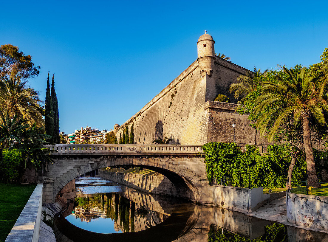 Pont de la Riera (Brücke) und Bastio de Sant Pere (Bastion), Es Baluard, Palma de Mallorca, Mallorca, Balearen, Spanien, Mittelmeer, Europa