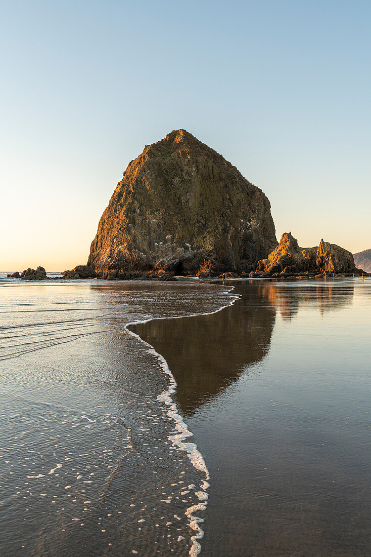 Haystack Rock mit Ebbe, Cannon Beach, Clatsop County, Oregon, Vereinigte Staaten von Amerika, Nordamerika