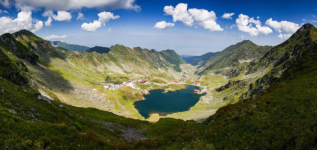 Erhöhte Ansicht über Balea See auf 2034m Höhe in den Fagaras Bergen in Zentralrumänien, Cartisoara, Sibiu County, Rumänien, Europa
