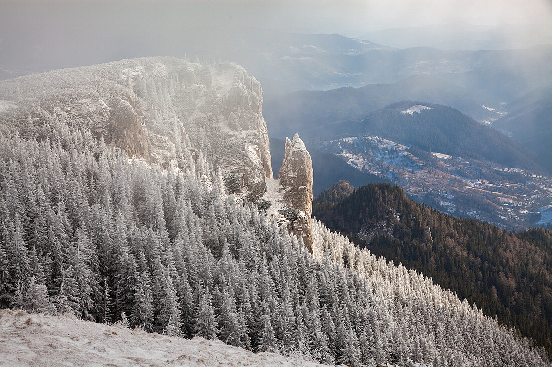 Ceahlau-Massiv im Winter, Ostkarpaten, Neamt County, Moldawien, Rumänien, Europa