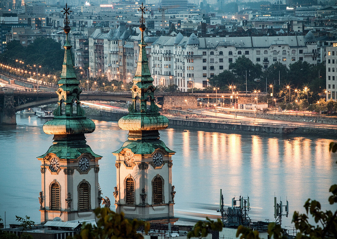 Blick über die Donau bei Nacht in Budapest, Ungarn, Europa