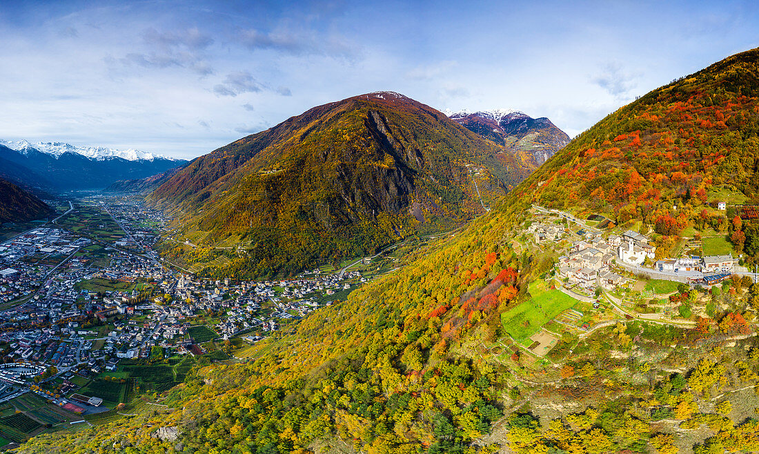 Luftaufnahme des traditionellen Dorfes, Valtellina, Lombardei, Italien, Europa