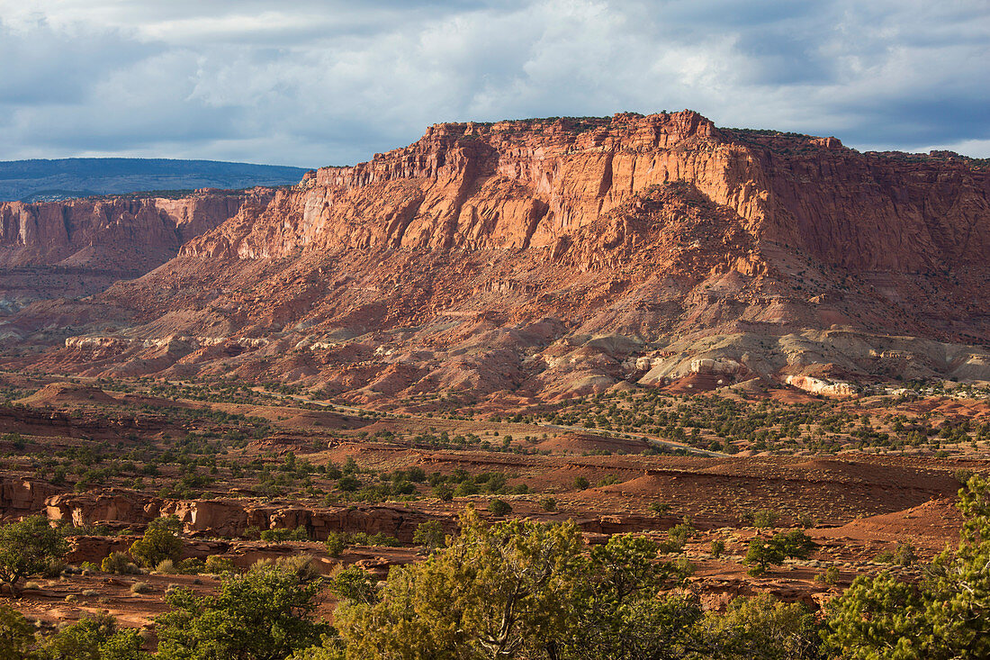 Blick vom Panorama Point über das Tal zu schroffen Klippen der Wassertaschenfalte, Sonnenuntergang, Capitol Reef National Park, Utah, Vereinigte Staaten von Amerika, Nordamerika