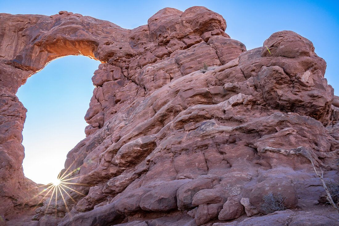 Sunburst durch Turret Arch, Arches National Park, Utah, Vereinigte Staaten von Amerika, Nordamerika