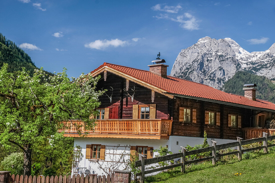 Berghof oberhalb von Ramsau, Oberbayern, Bayern, Deutschland