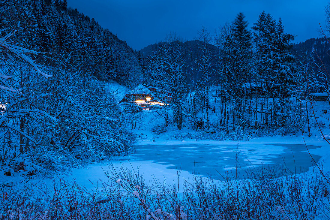 Winterlandschaft bei der Benediktinerabtei Ettal zur blauen Stunde, Ettal, Oberbayern, Bayern, Deutschland