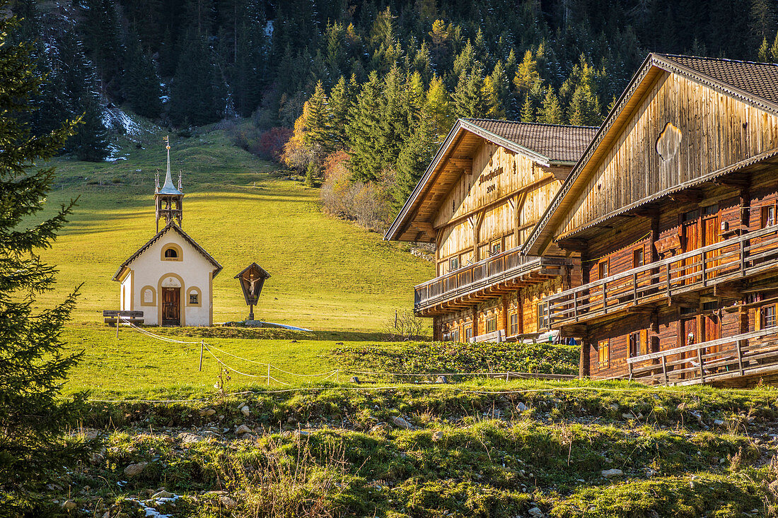 Mooshofalm mit Kapelle im Winkeltal, Außervillgraten, Villgratental, Osttirol, Tirol, Österreich