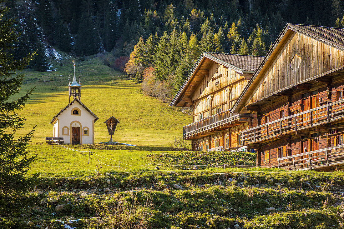 Mooshofalm with chapel in Winkeltal, Auservillgraten, Villgratental, East Tyrol, Tyrol, Austria