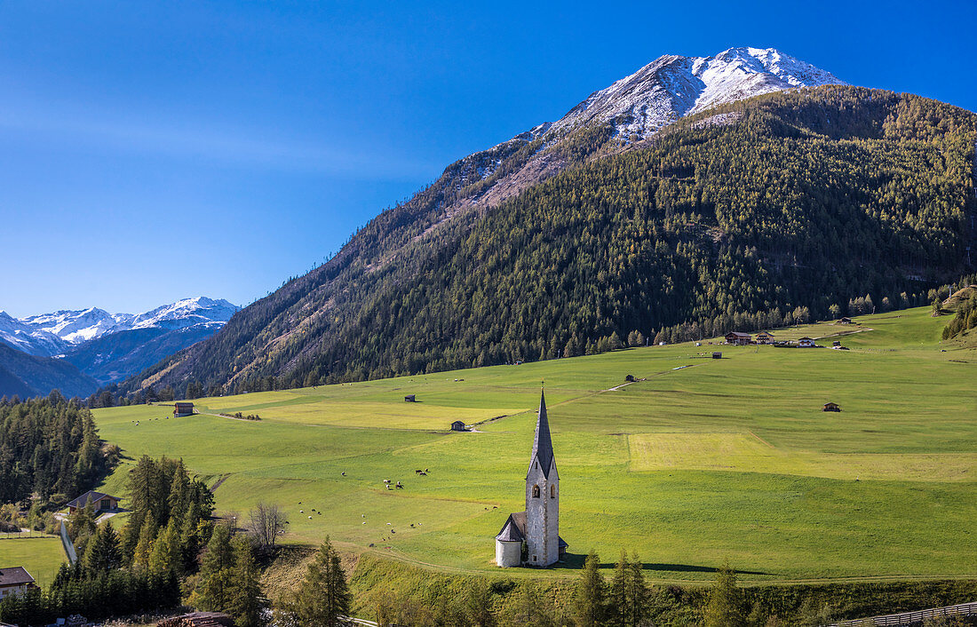 Filialkirche St. Georg in Großdorf mit Rotelkogel (2.762 m), Kals am Großglockner, Osttirol, Tirol, Österreich