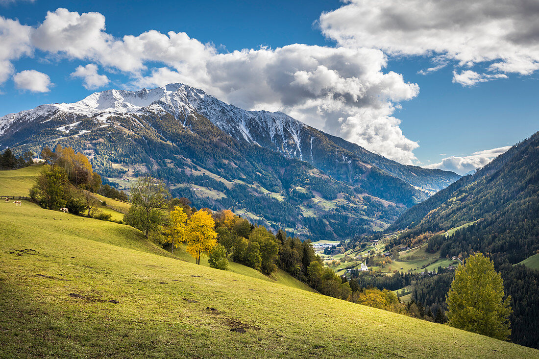 Blick von Zedlach zum Iseltal mit Rotenkogel (2.762 m), Virgental, Osttirol, Tirol, Österreich