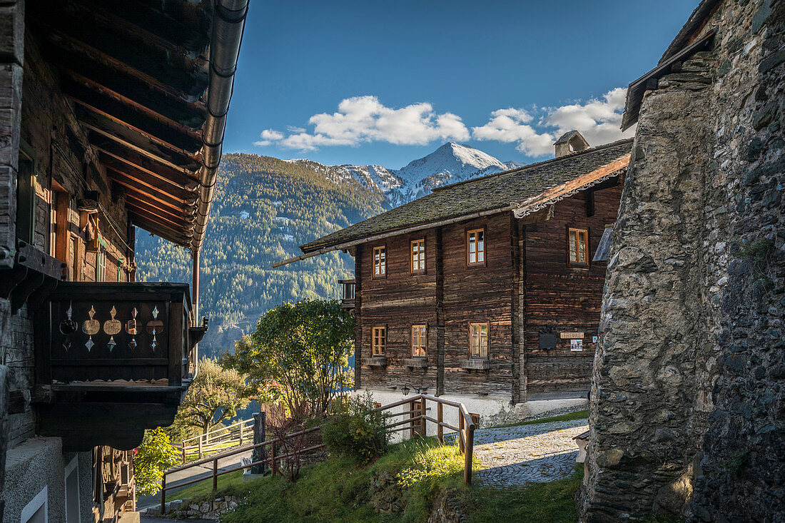 Historische Häuser im Dorfzentrum von Obermauern, Virgental, Osttirol, Tirol, Österreich