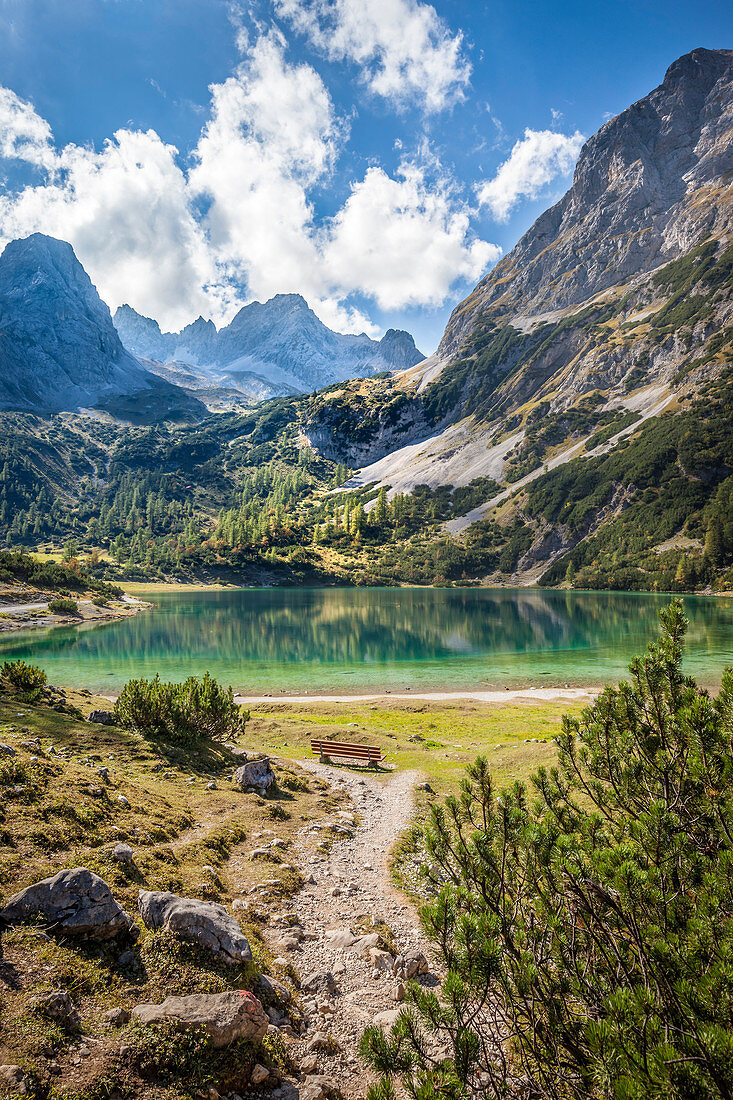 Weg zum Seebensee im Gaistal mit Blick zum Rauher Kopf, Ehrwald in Tirol, Tirol, Österreich