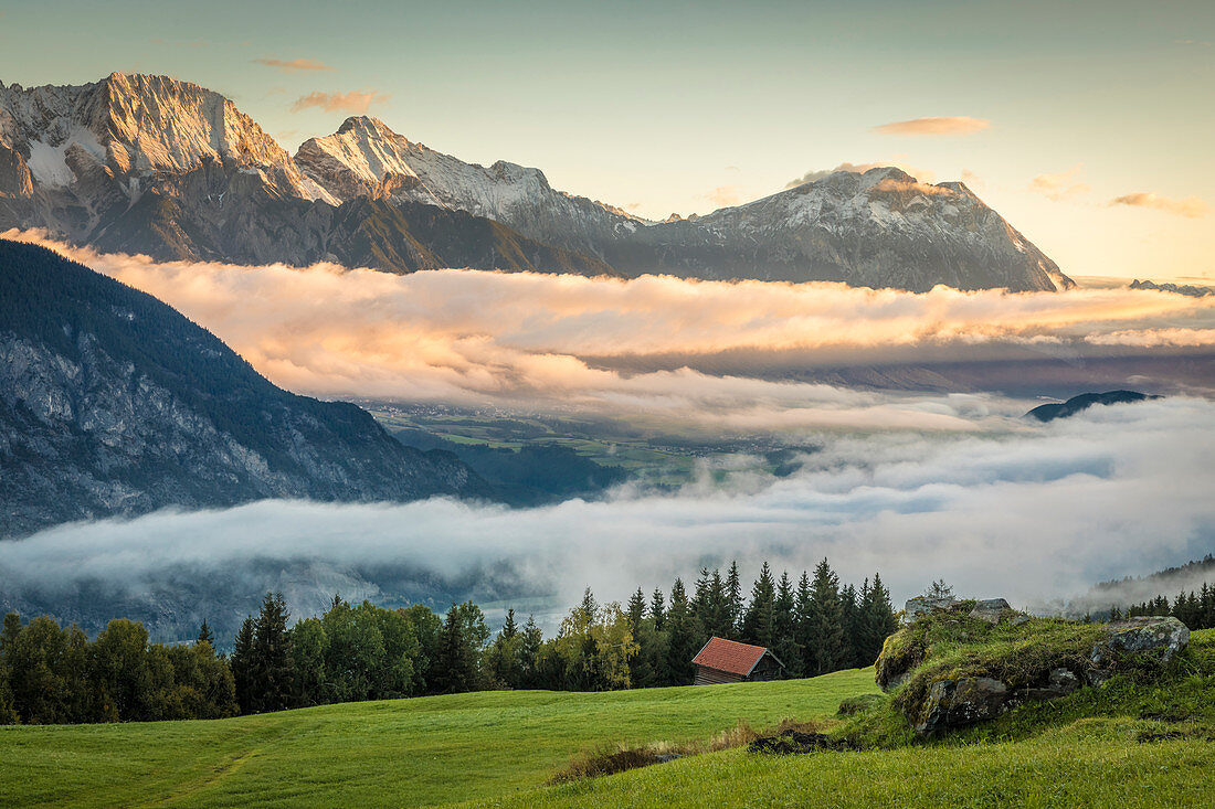 Sonnenaufgang über dem Inntal von Haimingerberg aus, Tirol, Österreich