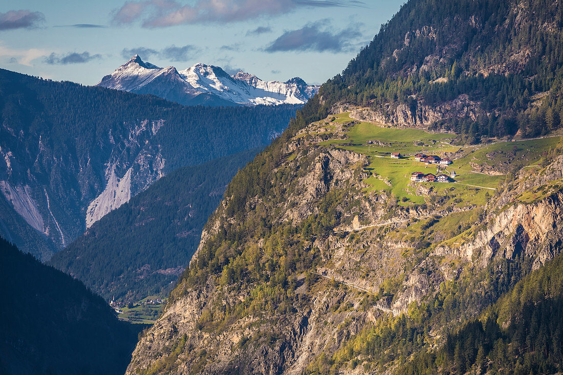 Hochgelegene Bergbauernhöfe im Ötztal bei Umhausen, Blick Richtung Inntal, Tirol, Österreich