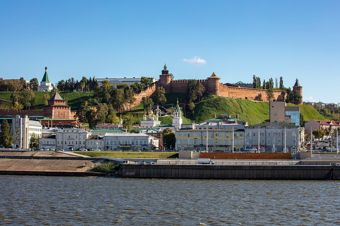 Ufer von Fluss Wolga mit Nischni Nowgorod Kreml, Nischni Nowgorod, Bezirk Nischni Nowgorod, Russland, Europa