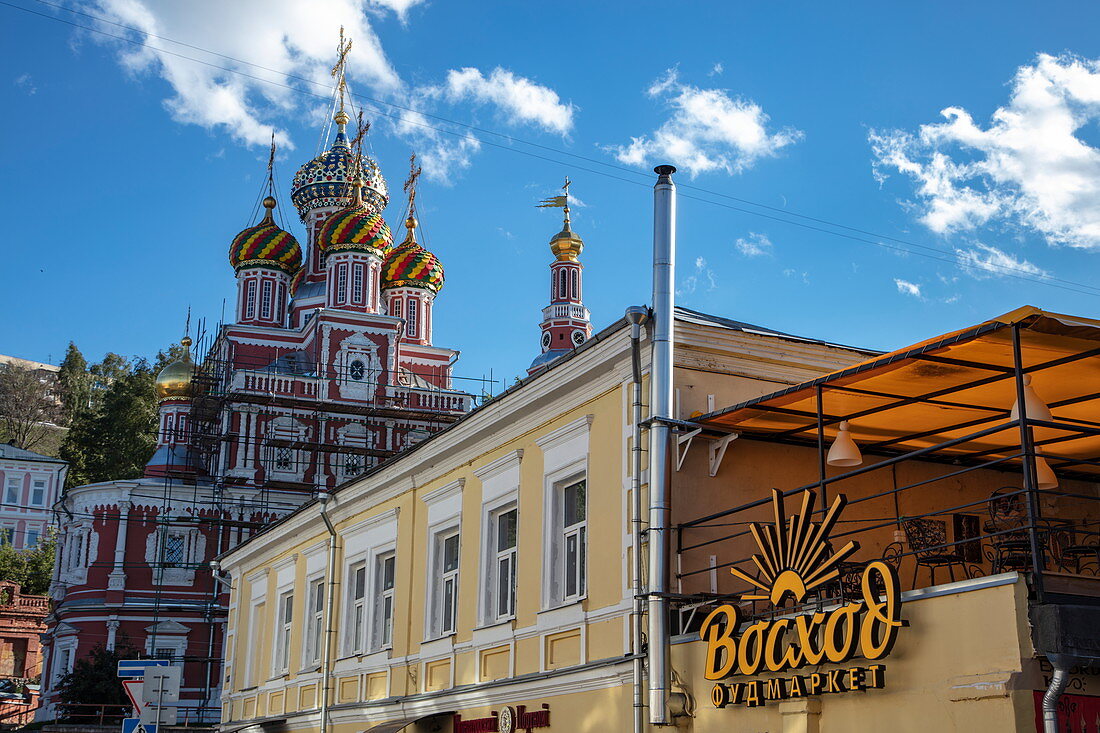 Sign of supermarket with the colorful domes of the Church of the Nativity of the Blessed Virgin Mary (Stroganov Church) behind it, Nizhny Novgorod, Nizhny Novgorod District, Russia, Europe