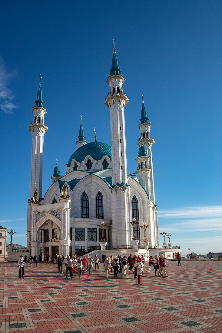 Reisegruppe vor der Kul Sharif Moschee im Kasaner Kreml, Kasan, Bezirk Kasan, Republik Tatarstan, Russland, Europa