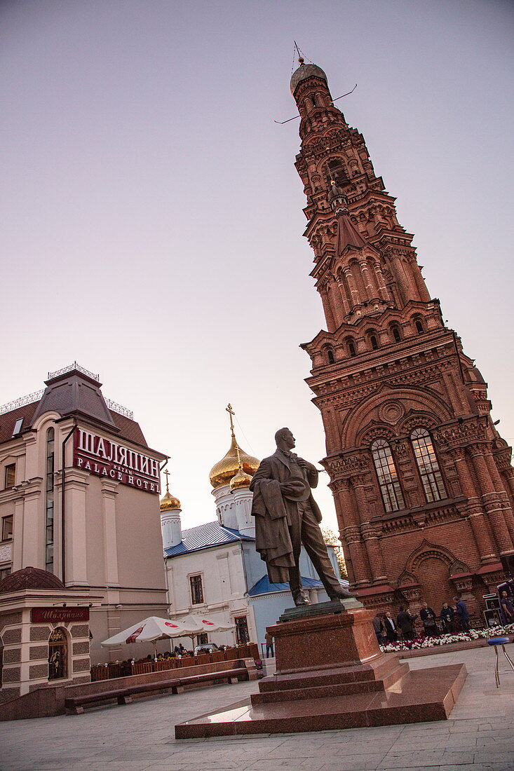 Kasan Shalyapin Palace Hotel und die Statue von Shalyapin in der Baumana Straße mit Glockenturm der Dreikönigskirche, Kasan, Bezirk Kasan, Republik Tatarstan, Russland, Europa