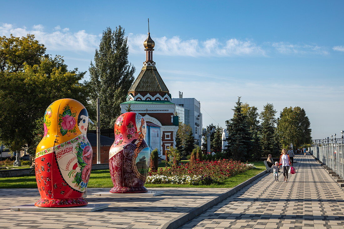 Übergroße Matroschka-Puppen gegenüber vom Kreuzfahrtterminal am Fluss Samara, Samara, Bezirk Samara, Russland, Europa