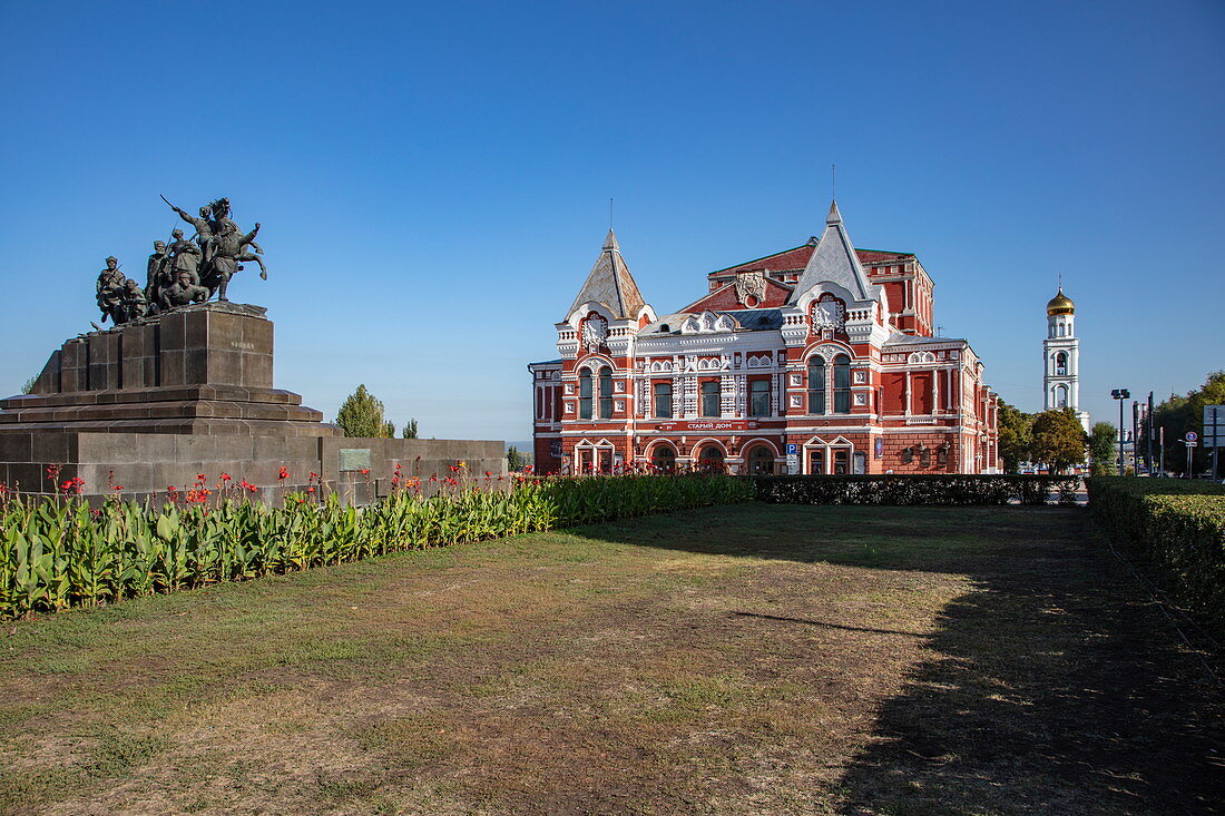 Denkmal von Vasily Chapayev und Samara Academic Drama Theatre, Samara, Bezirk Samara, Russland, Europa