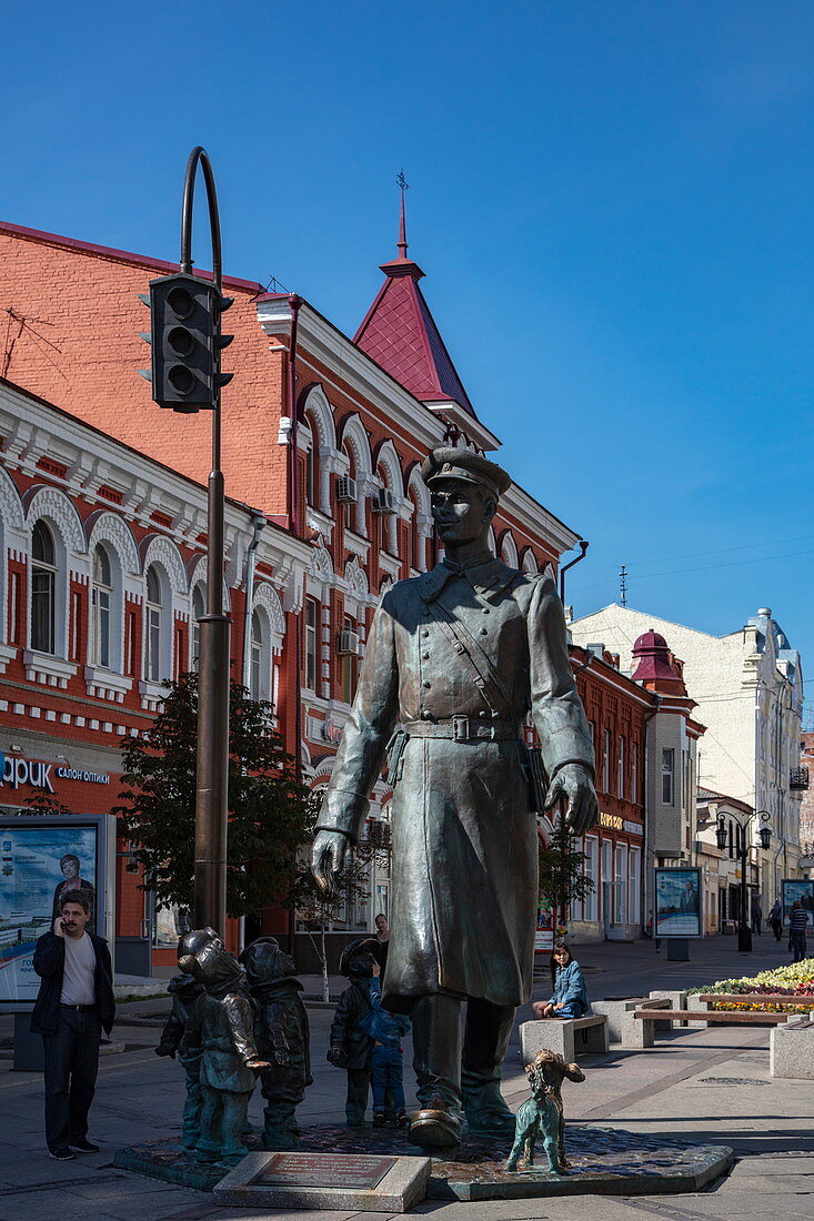 Bronze monument Uncle Stepa militiaman by the sculptor Z. Tsereteli in the pedestrian zone, Samara, Samara District, Russia, Europe