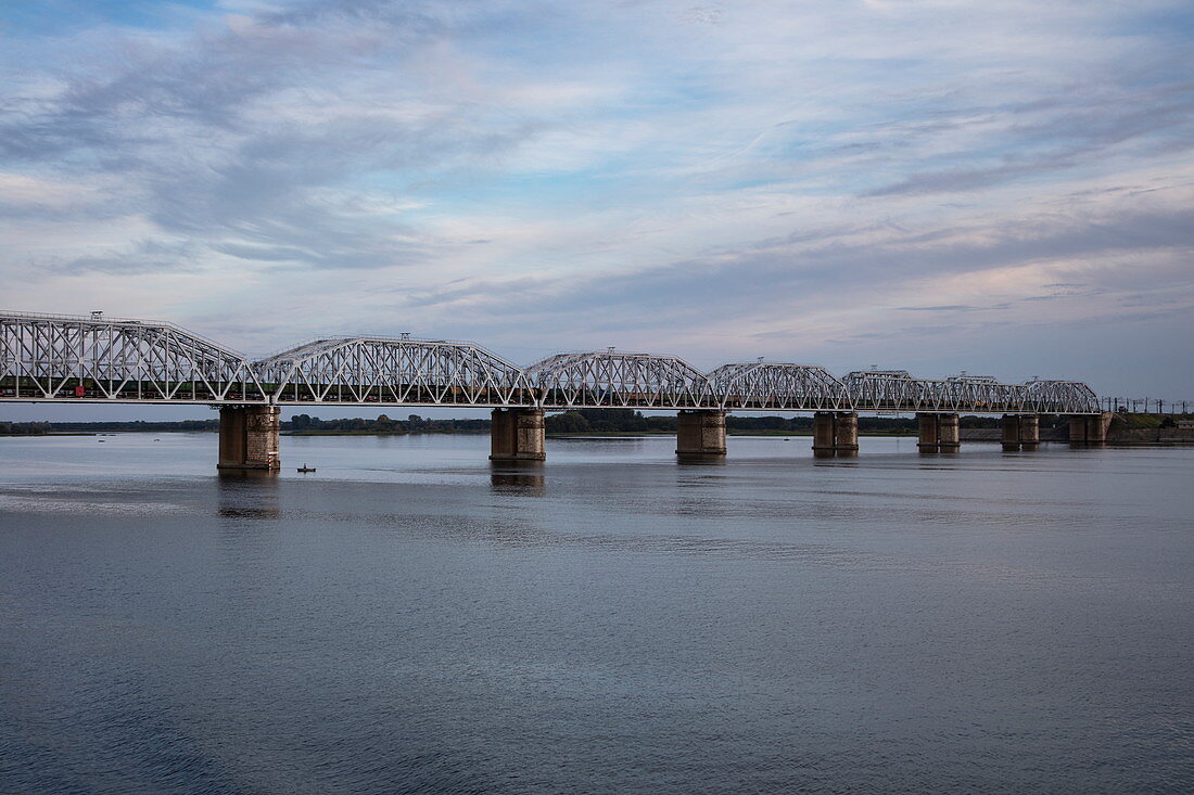 Eisenbahnbrücke über Fluss Wolga, nahe Samara, Bezirk Samara, Russland, Europa