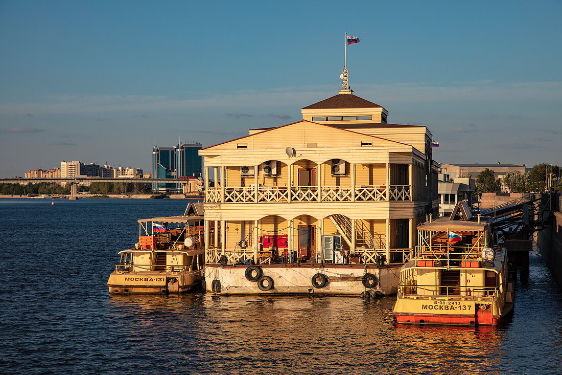 Ausflugsboote und schwimmendes Restaurant entlang Promenade am Ufer von Fluss Wolga, Astrachan, Bezirk Astrachan, Russland, Europa