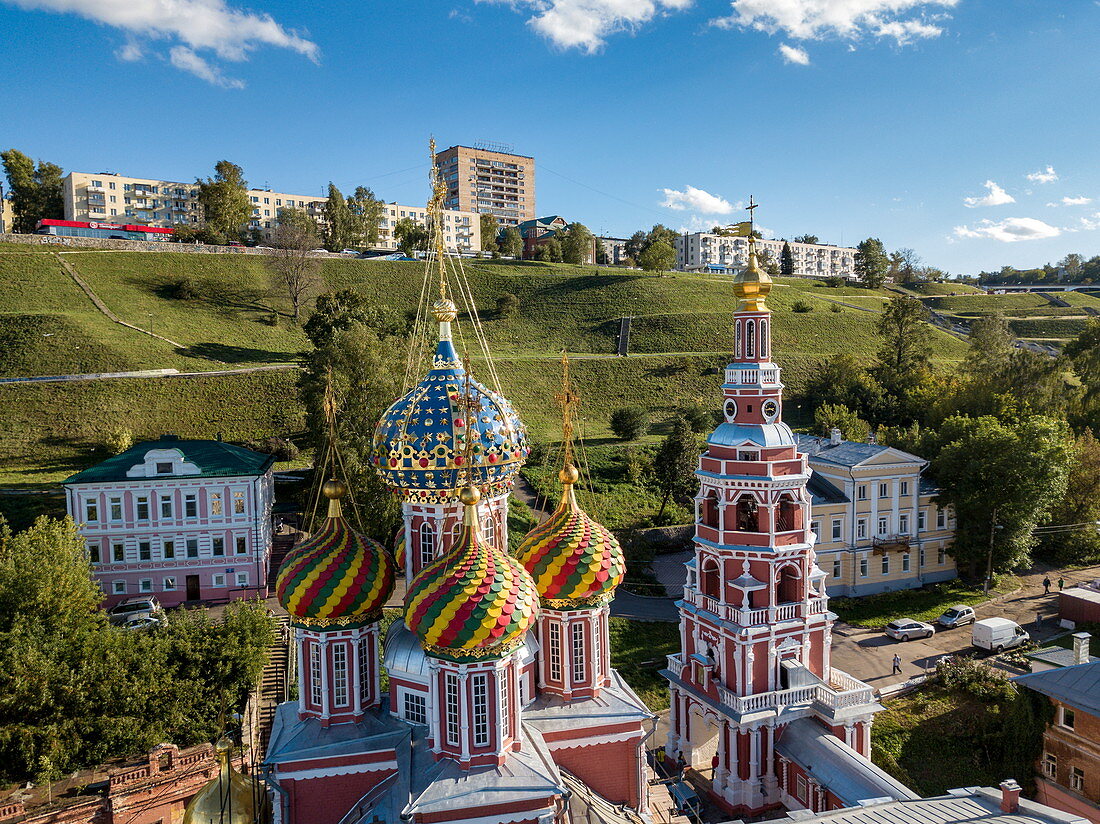 Luftaufnahme der bunten Kuppeln der Geburtskirche der Heiligen Jungfrau Maria (Stroganov-Kirche), Nischni Nowgorod, Bezirk Nischni Nowgorod, Russland, Europa