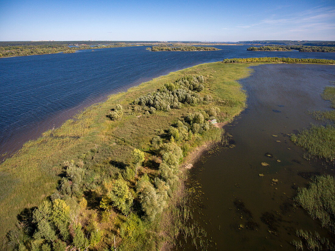Luftaufnahme Küstenlinie von Fluss Wolga, nahe Vasilyevo, Bezirk Zelenodolsky, Republik Tatarstan, Russland, Europa