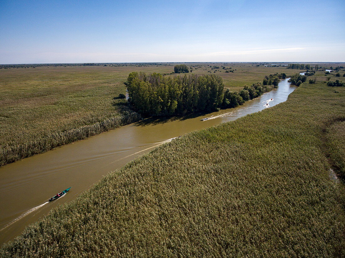 Luftaufnahme von Motorbootausflug zu Feuchtgebieten im Wolga-Delta, nahe Karalat, Bezirk Ostrakhan, Russland, Europa